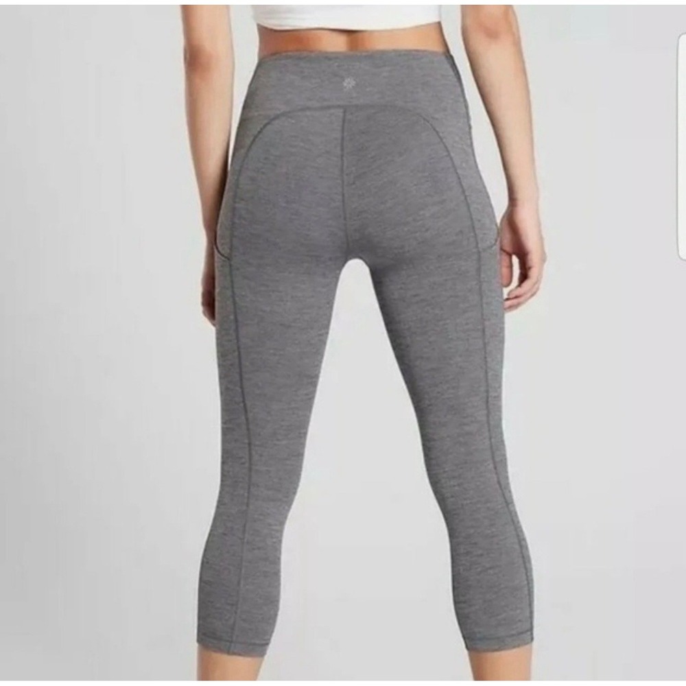 Women's small ATHLETA Ultimate Stash pocket capri gray leggings